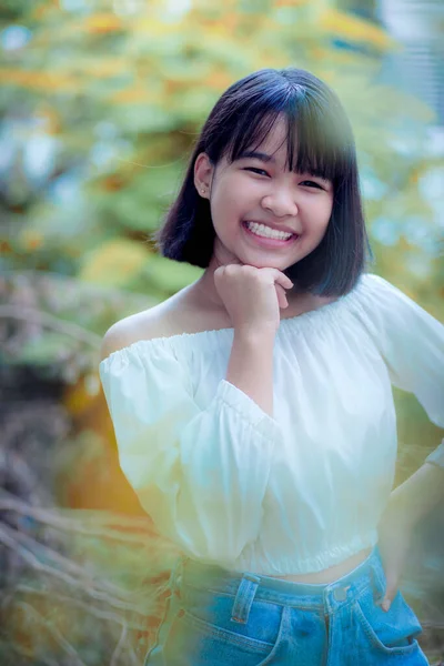 Piękny Azji Nastolatek Zębaty Uśmiech Twarz Kolorowe Rozmyte Tło — Zdjęcie stockowe