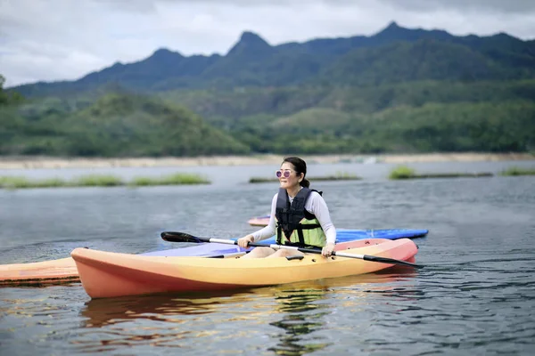 Woman Sailing Kayak Boat Water Sport Pool — Stock Photo, Image