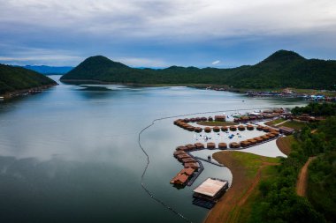 Tayland 'ın batısındaki Kanchanaburi' deki Srinakarin Baraj Gölü 'nün havadan görünüşü