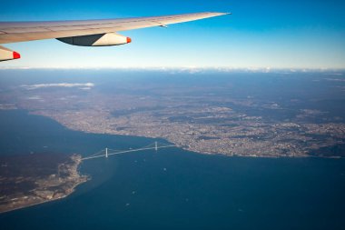 Akashi-Kaikyo Köprüsü üzerindeki uçak penceresinden Osaka Körfezi Japonya 'sını geçerken.