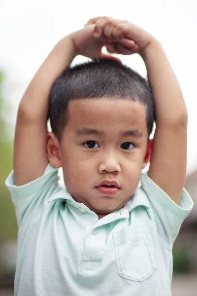 カメラを探しているアジア系の子供たちの頭を — ストック写真