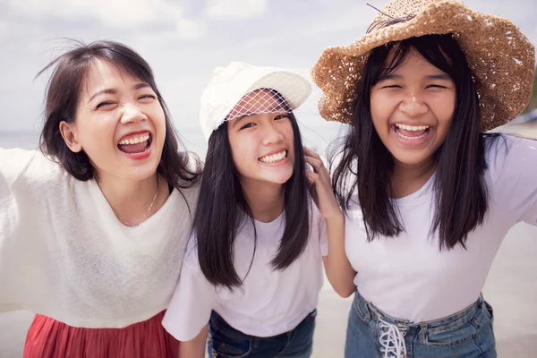 Felicità Emozione Tre Asiatico Adolescente Piedi All Aperto — Foto Stock