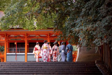 kyoto japan - Kasım 9.2018: Kimliği belirlenemeyen japonlar eski Traditon gimino giysileri giyen insanlar Fushimi inari türbesi içinde yürüyorlar Kyoto japan 'daki en popüler seyahat yerlerinden biri 