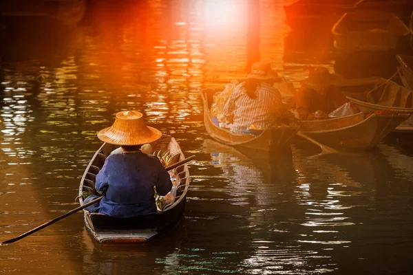 Женщина Парусный Таиланд Торговая Лодка Плавучем Maket Самых Популярных Путешествий — стоковое фото