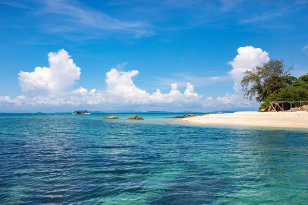 タイの美しい青い海と熱帯砂のビーチ — ストック写真