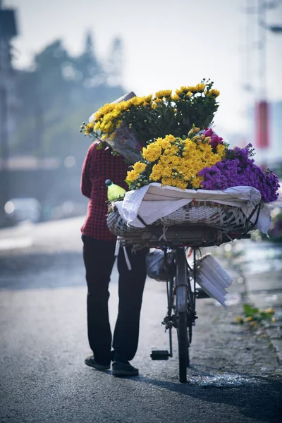 Uliczny Sprzedawca Kwiatów Hanoi Północ Wietnamu — Zdjęcie stockowe