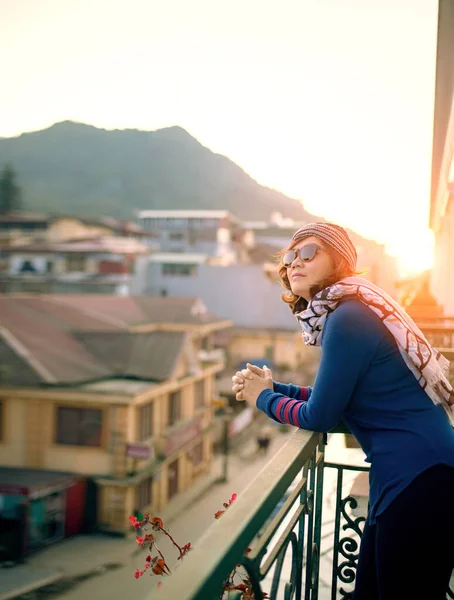 Женщина Стоящая Террасе Против Красивого Утреннего Солнечного Света — стоковое фото