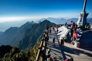 SAPA VIETNAM - NOV4,2017: Vietnam 'ın kuzeyindeki Hindiçin sapa' nın en yüksek dağ zirvesi olan fansipan dağının zirvesine çok sayıda turistik ilgi