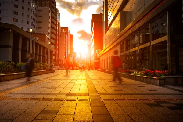 Pessoas Andando Rua Parede Contra Bela Luz Céu Por Sol — Fotografia de Stock