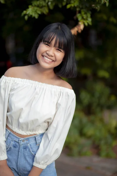 Zahm Lächelnd Gesicht Von Asiatisch Teenager Standing Outdoor — Stockfoto