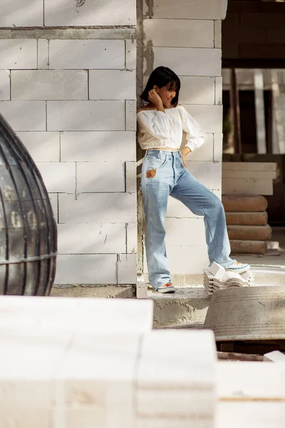 Asijský Teenager Stojící Staveništi — Stock fotografie