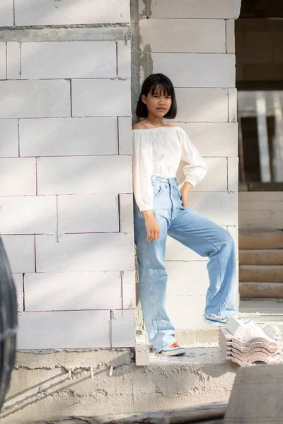 Asiatischer Teenager Steht Auf Baustelle — Stockfoto