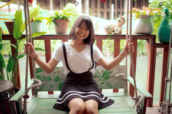 Asiático Adolescente Felicidade Madeira Balanço — Fotografia de Stock