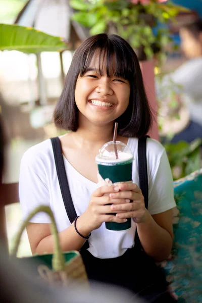 Asiatische Teenager Glück Gesicht Mit Kühlen Getränkeflasche Der Hand — Stockfoto