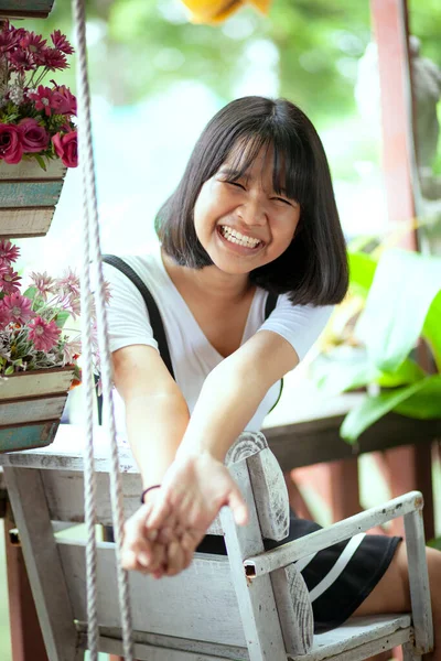 Toothy Sonriente Cara Asiático Adolescente Sentado Madera Escritorio —  Fotos de Stock