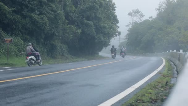 Grupo Motocicletas Viajando Por Carretera Montaña — Vídeos de Stock