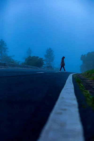 Mulher Solitária Andando Estrada Nebulosa Montanha — Fotografia de Stock