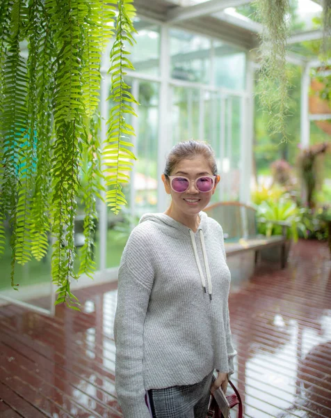 Sonriente Cara Asiático Mujer Pie Casa Terraza —  Fotos de Stock