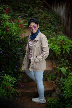 Bahçede duran güzel Asyalı kadın portresi