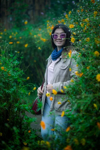 Kobieta Żółty Kwiat Kwitnące Pole — Zdjęcie stockowe