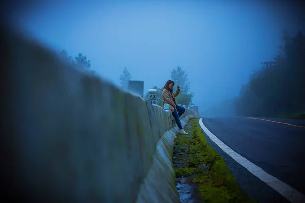 Osamělá Žena Zamlžené Dálnici — Stock fotografie