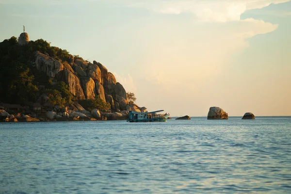タイ南部で最も人気のある旅行先の1つであるコタオ島を巡るダイビングツアーボート — ストック写真