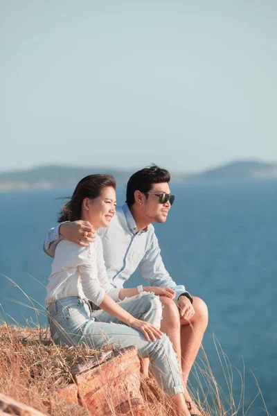 Jonge Paren Ontspannen Hoge Berg Tegen Blauwe Zee Achtergrond — Stockfoto