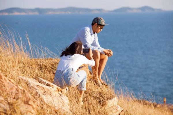 Jeunes Couples Relaxant Sur Haute Montagne Sur Fond Bleu Mer — Photo