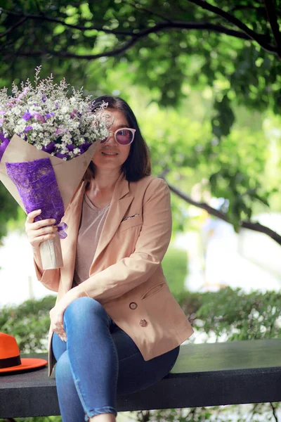 Femme Asiatique Bouquet Fleurs Main — Photo