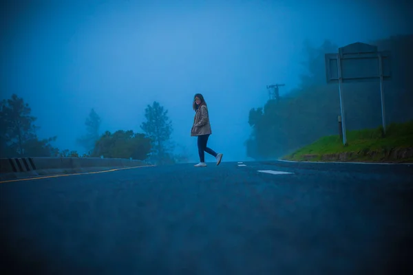 Einsame Frau Auf Nebliger Autobahn — Stockfoto