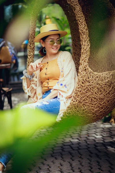 Vacker Asiatisk Kvinna Toothy Leende Med Avkopplande Livsstil — Stockfoto