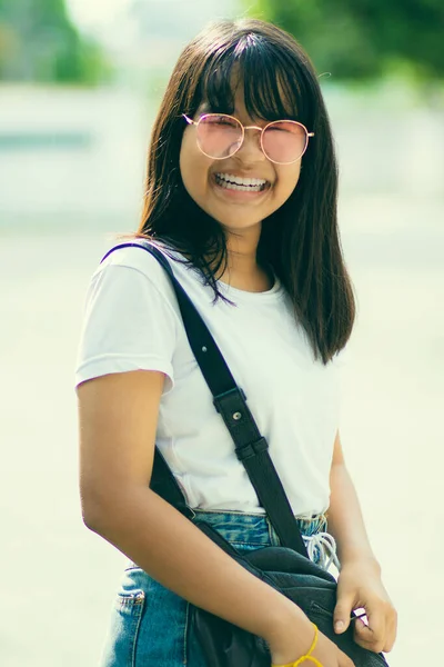 Zahm Lächelndes Gesicht Eines Asiatischen Teenager Lässigen Lebensstils — Stockfoto