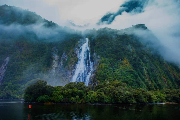 Cascate Acqua Milford Suono Fiordland Parco Nazionale Sud Nuova Zelanda — Foto Stock