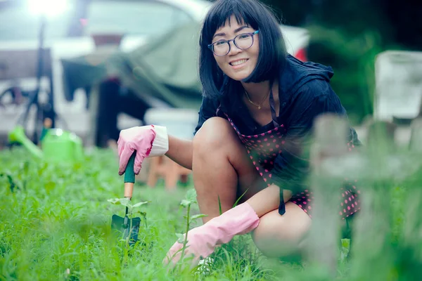 Asijské Žena Relaxační Doma Zahrada — Stock fotografie