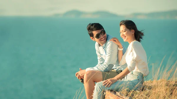 Asian Younger Couples Relaxing Sea Side — Stock Photo, Image
