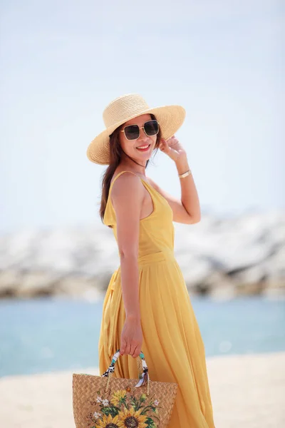 Hermosa Mujer Vistiendo Vestido Amarillo Pie Con Felicidad Sonriendo Lado —  Fotos de Stock