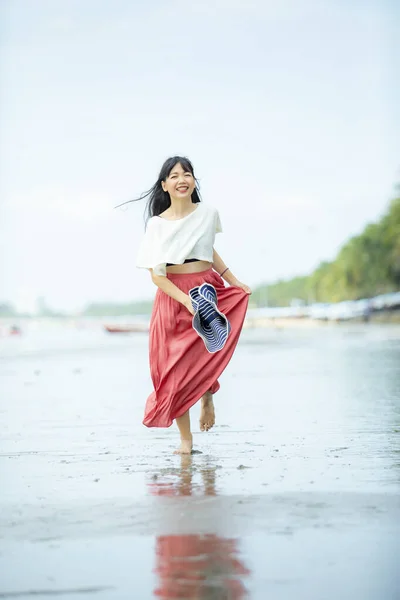 Portret Aziatische Jongere Vrouw Geluk Vakantie Zee Strand — Stockfoto