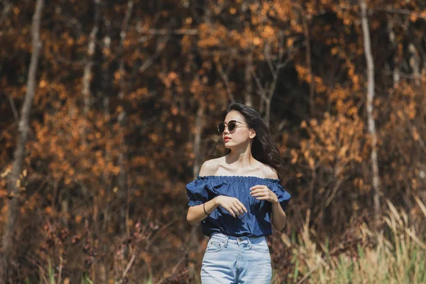 Schöne Asiatische Junge Frau Steht Auf Trockenen Blättern Wald — Stockfoto