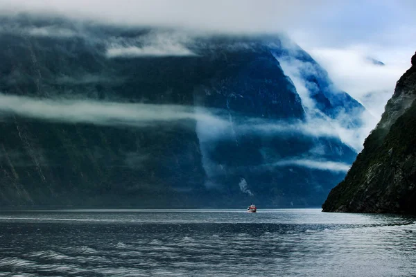 Barco Turístico Crucero Milford Sonido Fjordland Parque Nacional Sur Nueva —  Fotos de Stock