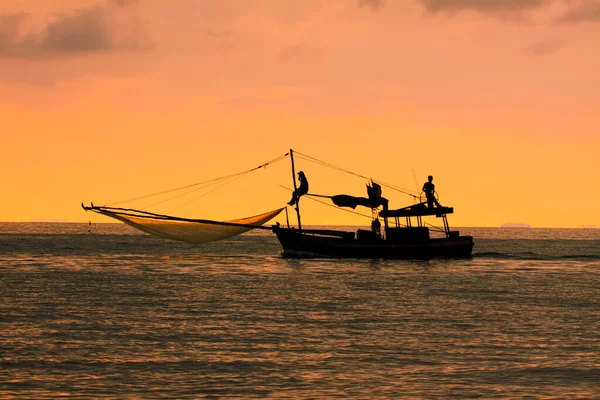 Σιλουέτα Των Εγχώριων Αλιευτικών Σκαφών Στην Ταϊλάνδη Κατά Όμορφο Ηλιοβασίλεμα — Φωτογραφία Αρχείου