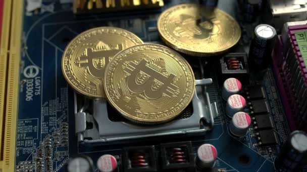 暗号通貨ゴールドビットコイン Btc ビットコイン マザーボード上のビットコイン — ストック動画