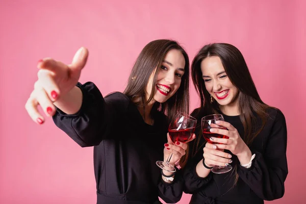 Дві жінки святкують новорічну вечірку, розважаючись і п "ючи вино.. — стокове фото