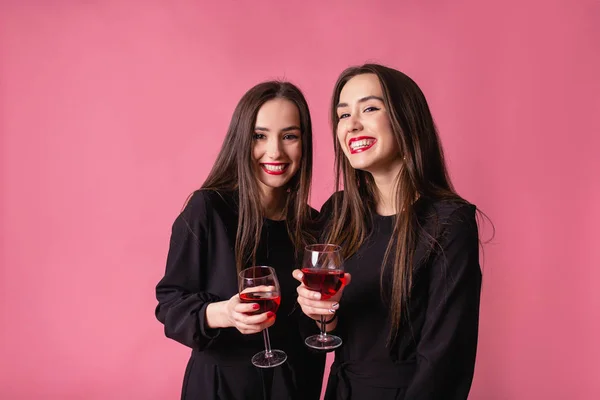 Dos mujeres celebran la fiesta de Año Nuevo divirtiéndose riendo y bebiendo vino . —  Fotos de Stock