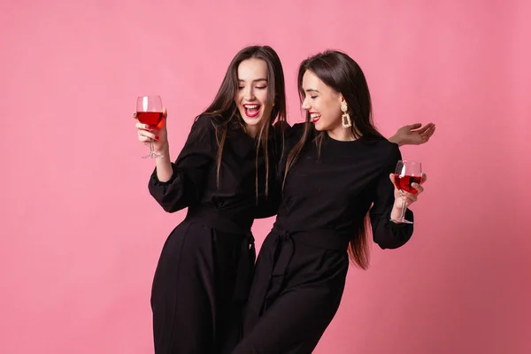 Dos gemelas-mujeres celebran la fiesta de Año Nuevo divirtiéndose riendo . —  Fotos de Stock