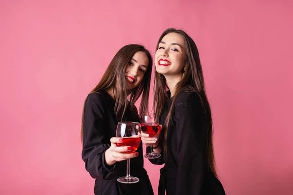 Dos mujeres celebran la fiesta de Año Nuevo divirtiéndose riendo y bebiendo vino . —  Fotos de Stock