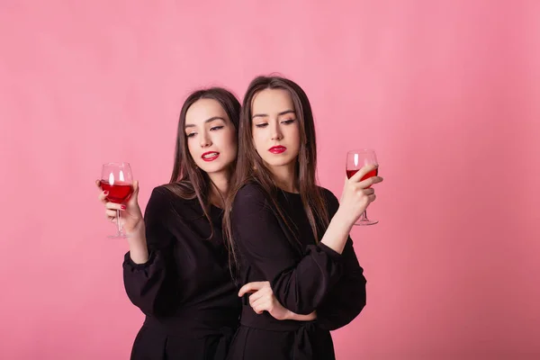 Dos Hermosas Niñas Gemelas Celebran Fiesta Corporativa Beber Vino Chicas —  Fotos de Stock