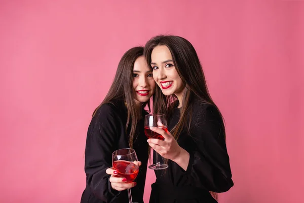 两个女人欢欢喜喜地笑着喝酒庆祝新年. — 图库照片