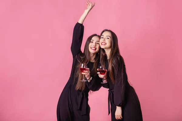 Dos mujeres celebran la fiesta de Año Nuevo divirtiéndose riendo y bebiendo vino . —  Fotos de Stock