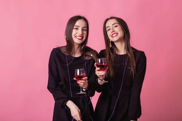 Dwie kobiety świętują Nowy Rok, śmiejąc się i pijąc wino.. — Zdjęcie stockowe