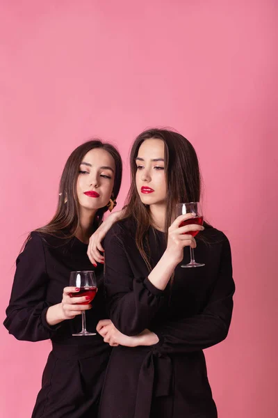 Dos Hermosas Niñas Gemelas Celebran Fiesta Corporativa Beber Vino Chicas —  Fotos de Stock